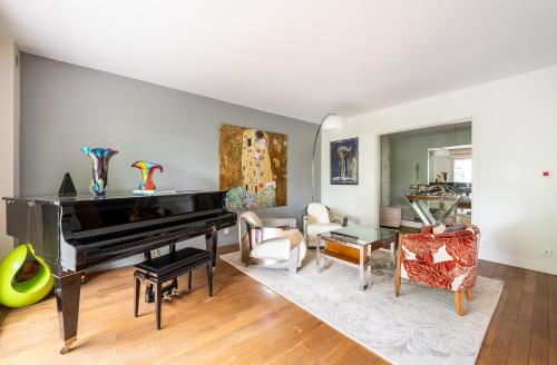 Garden in Paris l Eiffel Tower 20 min by metro