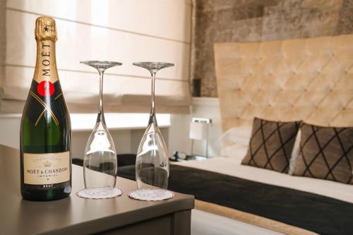 ローマにあるDC Collection Spagnaの- ベッドルームのテーブルに座ったシャンパンボトル2本