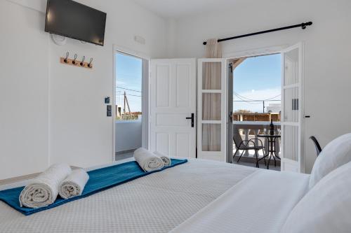 Postel nebo postele na pokoji v ubytování 08 Double room Perivolos beach