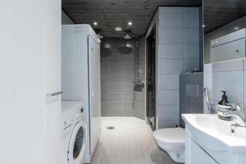 Ένα μπάνιο στο Spacious & Cozy 2BR Cabin at Riihivuori Peak