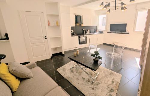 un salon avec un canapé et une table dans l'établissement Ref CARNOT3 by Palmes d Or Properties, à Cannes