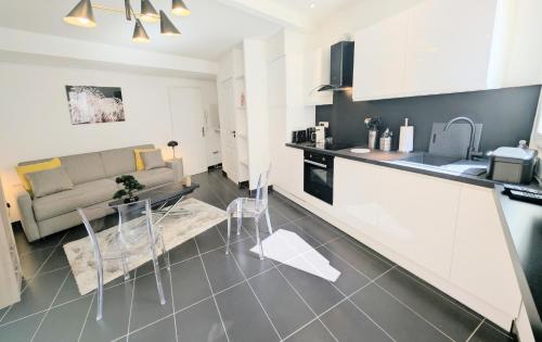 une cuisine et un salon avec un canapé et une table dans l'établissement Ref CARNOT3 by Palmes d Or Properties, à Cannes