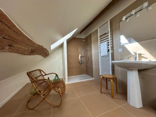 une salle de bain avec un lavabo, une douche et des toilettes dans l'établissement La Petite Montjoie - Maison vigneronne, à Tharoiseau