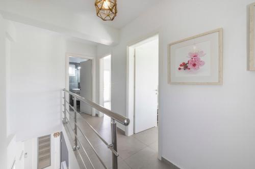 Gallery image of White Lotus Jacuzzi Villa, Afitos #FeelsLikeHome in Afitos