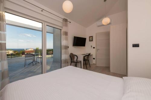Katil atau katil-katil dalam bilik di Villa K with Rooftop Jacuzzi, Sea View and Private Gym