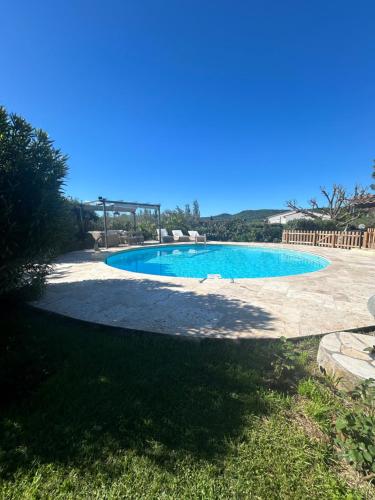 une grande piscine au milieu d'une cour dans l'établissement ROULOTTE VAR MER & MONTAGNE, au Luc