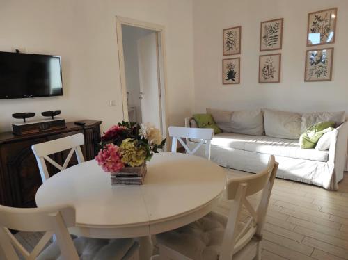 Una televisión o centro de entretenimiento en The Farm House - Fast WiFi - Free Parking