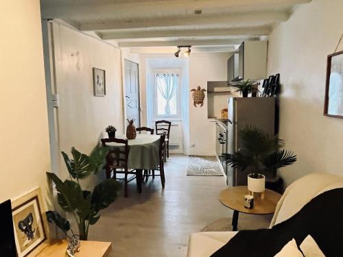 un salon avec une table et des chaises et une cuisine dans l'établissement Escapade provençale en gite esprit dortoir, à Saint-Nazaire-le-Désert