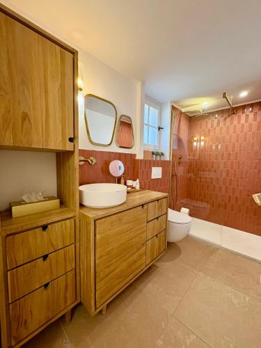 une salle de bain avec un lavabo et des toilettes dans l'établissement Mas à la Plage- 2 bedrooms, Terrace, Parking, à La Croix-Valmer