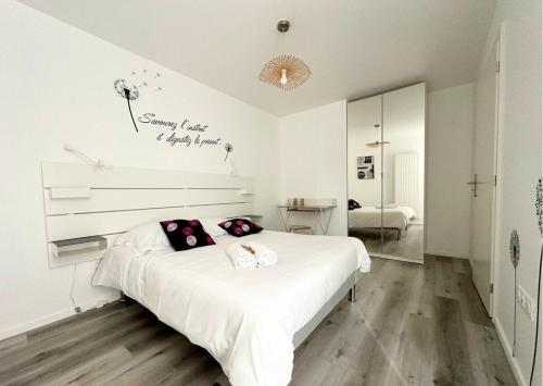 - une chambre blanche avec un grand lit blanc et 2 oreillers dans l'établissement Zen Milton calme neuf idéal couple, à Nancy