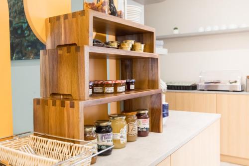 Кухня или мини-кухня в Kyriad Villefranche Sur Saone Porte du Beaujolais -Rénové-
