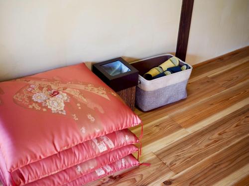 a corner of a room with a bed and a box of balls at ゲストハウス紡 in Ubaguchi