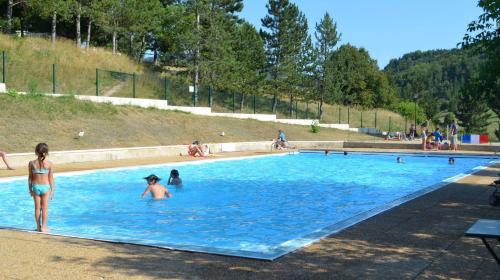 un groupe de personnes dans une piscine dans l'établissement Escapade provençale en gite esprit dortoir, à Saint-Nazaire-le-Désert