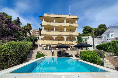 Villa Penava, private beach, pool and 7min to Trogir