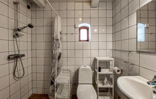 Amazing Home In Ubbalt With Saunaにあるバスルーム