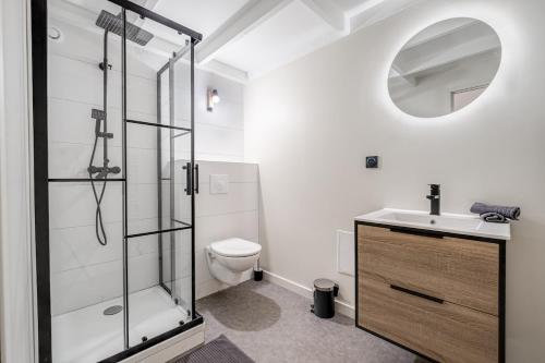 une salle de bain avec une douche, des toilettes et un lavabo dans l'établissement Appartement avec terrasse spacieuse, Saint-Étienne, à Saint-Étienne