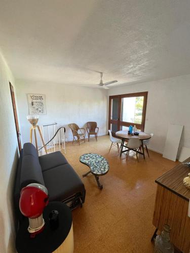 un salon avec un canapé et une table dans l'établissement Villa vue sur mer, plage à 2min à pieds, à Banyuls-sur-Mer