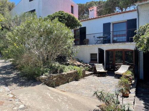 una casa con due sedie e un balcone di Villa vue sur mer, plage à 2min à pieds a Banyuls-sur-Mer