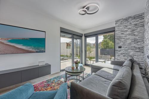 un soggiorno con un divano e una TV di Villa Gigi - Happy Rentals a Višnjan (Visignano)