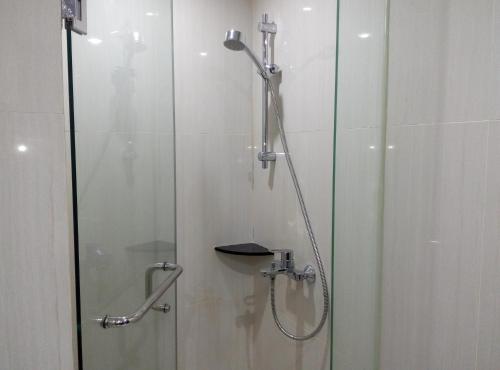 Ett badrum på Orchardz Hotel Bandara
