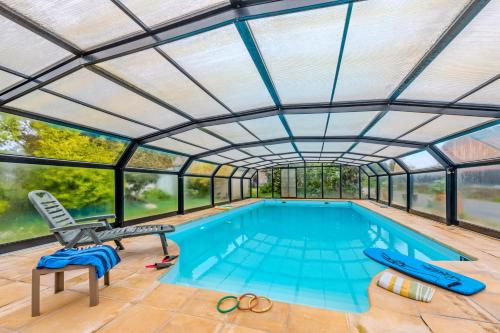 une piscine intérieure avec un plafond en verre dans l'établissement Maison 6 personnes avec piscine, au Conquet