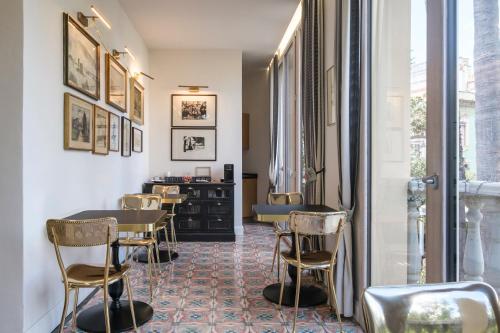 a room with chairs and tables and a desk at Kemani Villa Sara - Boutique Guest House in Olbia