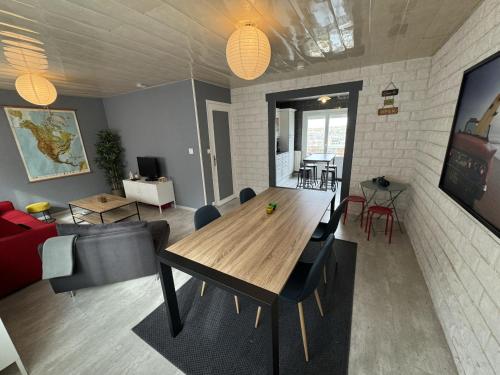 un salon avec une table et des chaises en bois dans l'établissement Maison avec vue panoramique mer, au Tréport