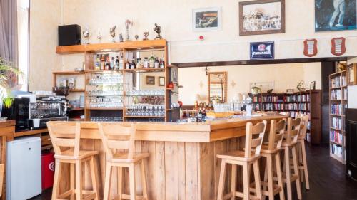 - un bar avec tabourets en bois dans l'établissement Vakantiepark Chateau Cazaleres, à Daumazan-sur-Arize