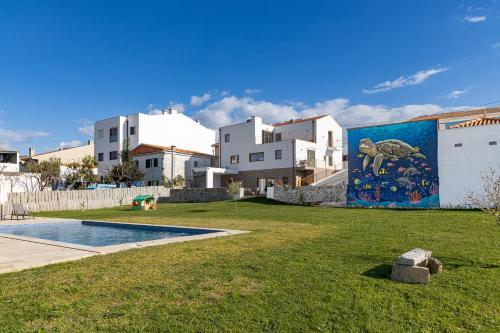 a mural on the side of a building in a yard at Villa Aqua Madalena by MP in Madalena