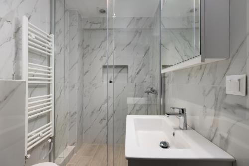 Bilik mandi di Babylon Luxury Suites No2 by BiNoBi!