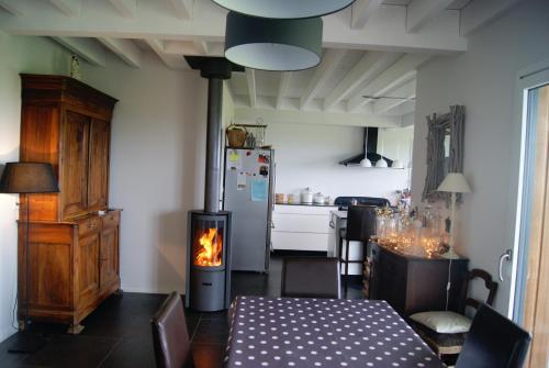 Il comprend une cuisine équipée d'une cuisinière et d'une cheminée. dans l'établissement La Chambre de l'Amiral, à Tourville-sur-Sienne