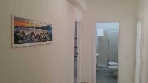 ヴェローナにあるCasa Farinati 3の壁に絵画が描かれたバスルーム、トイレ