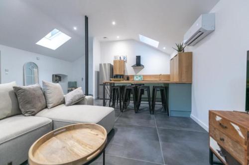 un salon avec un canapé et une table dans l'établissement T3 spacieux avec terrasse et parking privatif, à Saint-Étienne