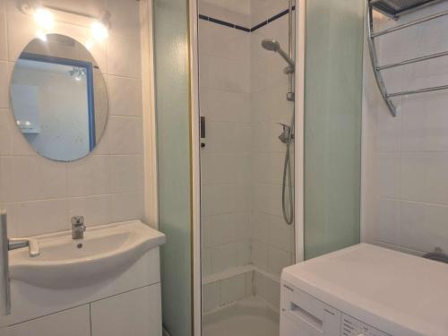 une salle de bain blanche avec un lavabo et une douche dans l'établissement Studio cabine 4 couchages CAP D 'AGDE CT030-180, au Cap d'Agde