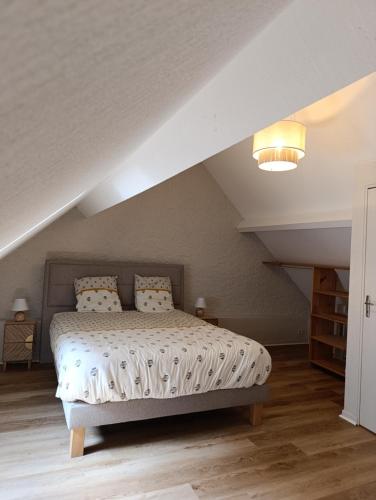 une chambre avec un lit dans un grenier dans l'établissement La Maisonnette, à Lugagnan