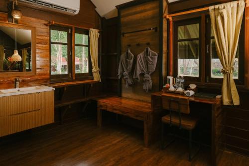 Imagine din galeria proprietății JOY Bungalow Resort and Restaurant în Ko Jum