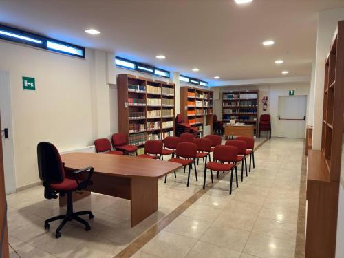 a library with a table and chairs in a room at Casa di Ospitalità religiosa San Francesco d'Assisi - BA in Bari