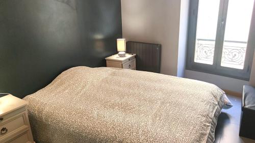 une petite chambre avec un lit et une fenêtre dans l'établissement Riquier proche port, à Nice