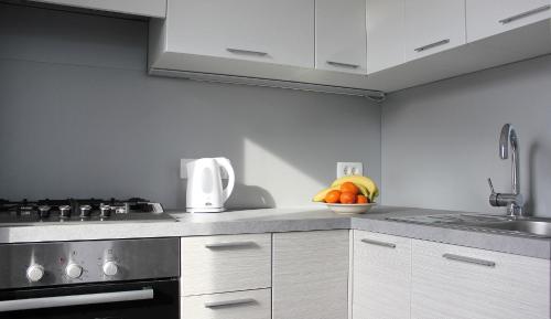 una cucina con un cesto di frutta sul bancone di Loft and Palma Apartments a Capodistria