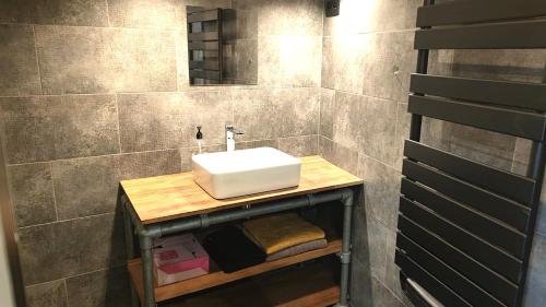 La salle de bains est pourvue d'un lavabo blanc sur un comptoir. dans l'établissement Riquier proche port, à Nice