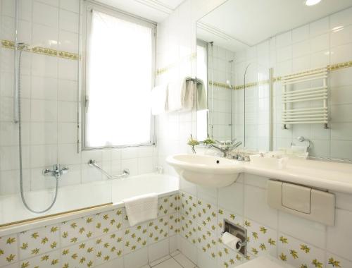 Kylpyhuone majoituspaikassa Hotel Suisse