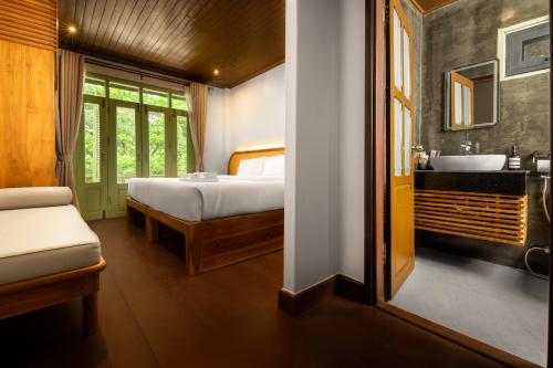 Nava Luang Prabang Hotelにあるベッド