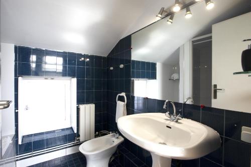 un baño con lavabo e inodoro en Maison Beltzenia, en Urrugne