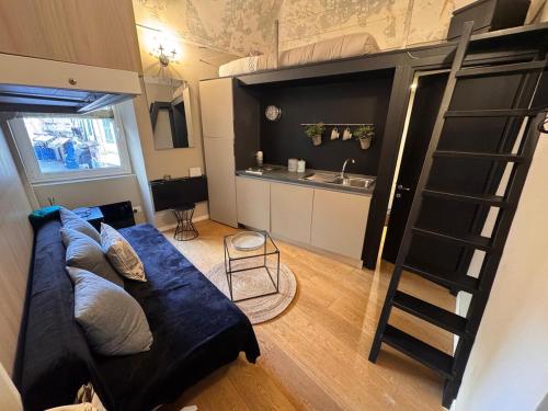 een woonkamer met een bank en een stapelbed bij Via Corradi in Sanremo