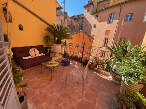 Appartement Duplex avec grande Terrasse en face d un ancien moulin a huile d olive ,climatisé 2 chambres