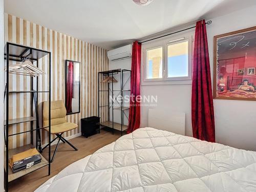 une chambre avec un lit et une fenêtre avec des rideaux rouges dans l'établissement 3707-Appartement avec jardin, à Banyuls-dels-Aspres