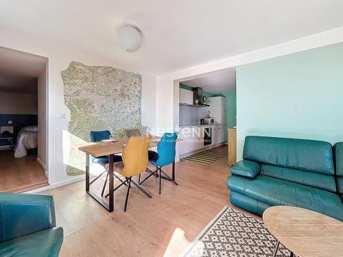 un salon avec un canapé et une table dans l'établissement 3707-Appartement avec jardin, à Banyuls-dels-Aspres