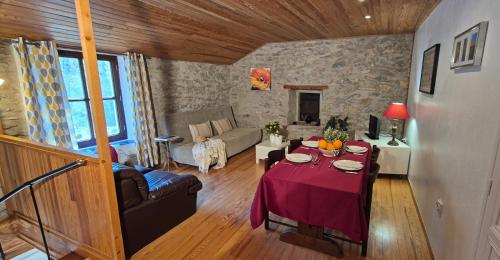 un salon avec une table et un canapé dans l'établissement Au Pont Romain Gites, à Caunes-Minervois