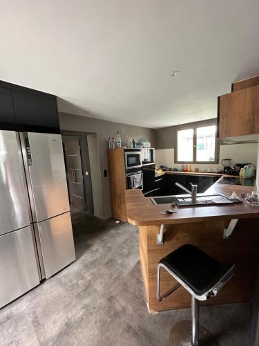 une cuisine avec un évier et un réfrigérateur dans l'établissement La villa épicurienne, à Bellengreville