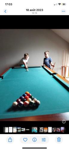 deux garçons jouant au billard sur une table de billard dans l'établissement La villa épicurienne, à Bellengreville